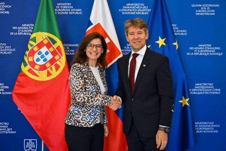 Štátny tajomník M. Eštok a portugalská štátna tajomníčka I. Domingosová. Zdroj: Ministerstvo zahraničných vecí a európskych záležitostí SR