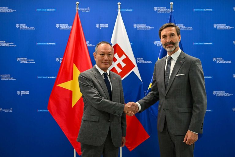Minister J. Blanár s vietnamským veľvyslancom P. Truong Giangom. Zdroj: Ministerstvo zahraničných vecí a európskych záležitostí SR
